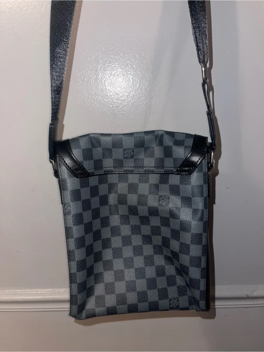 Louis Vuitton Damier Graphite Messenger Bag - Black/Gray authentic